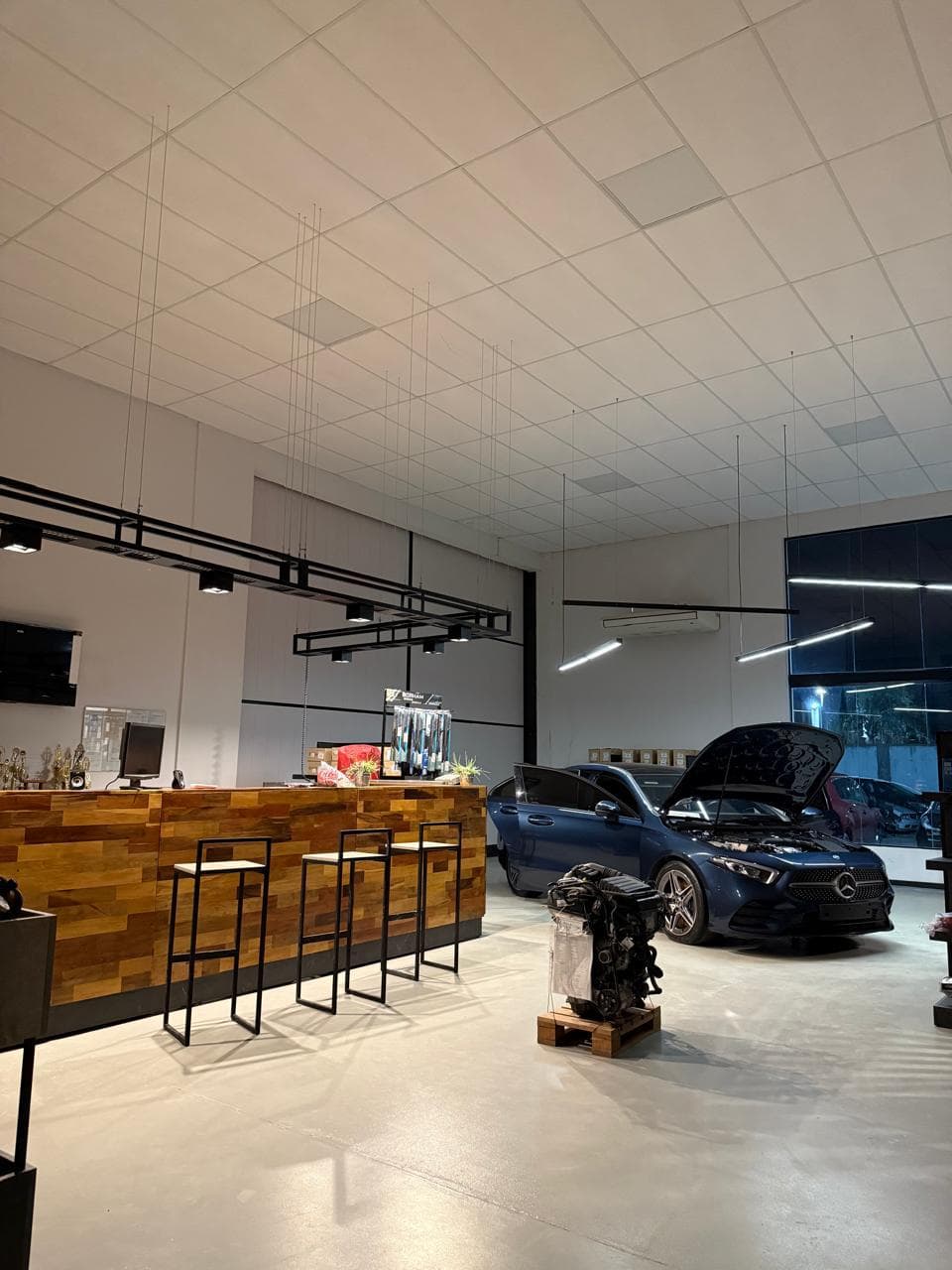 Salón comercial de AutoPartes Ruta con vehículo y motor en exhibición